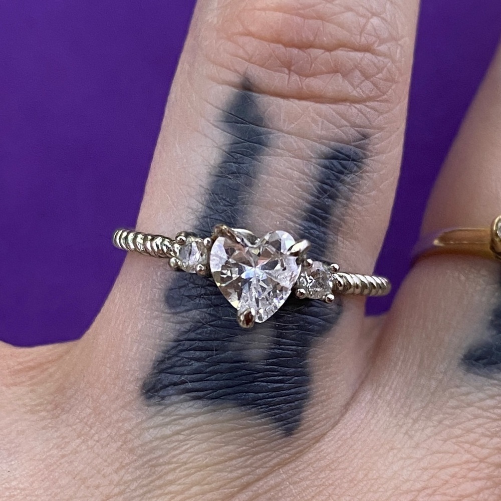 💛 Elegant Rhodium Plated Heart-Shaped CZ Ring - Picture 2 of 5